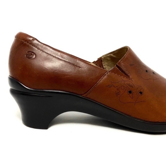 Aravon Mara Etched Leather Wedge Loafers - Picture 3 of 8